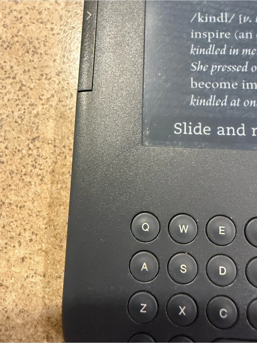 *PARTS OR REPAIR* Amazon Kindle E-Reader D00901 3rd Generation - Stuck On Screen